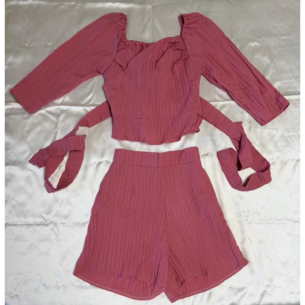 ชุดเซตสีชมพู เซตเสื้อชมพูแต่งเชือกผูกโบว์หลังกับกางเกงขาสั้น เอฟมาจาก Sugario