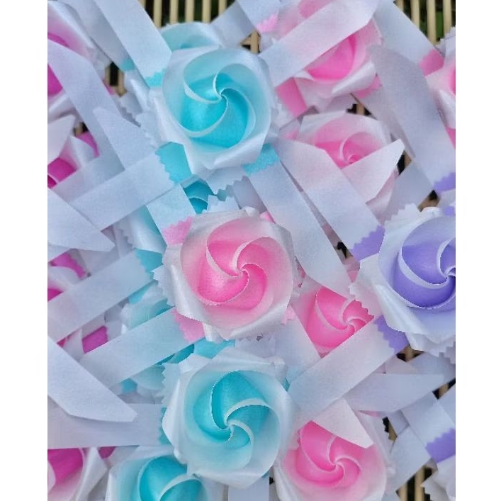 ดอกไม้โปรยทาน ดอกกุหลาบจิ๋วทำจากริบบิ้นหลากหลายสี ดอกเปล่า  ชุดละ 50 ชิ้น - รูปที่ 3