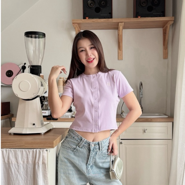 RICHYGIRL | Tyla Top เสื้อยืดแขนสั้น ผ้าหนานุ่มนิ่ม กระดุมสแนปทรงสวย (Size:S/M/L) ในไลฟ์1xx รูปที่ 5