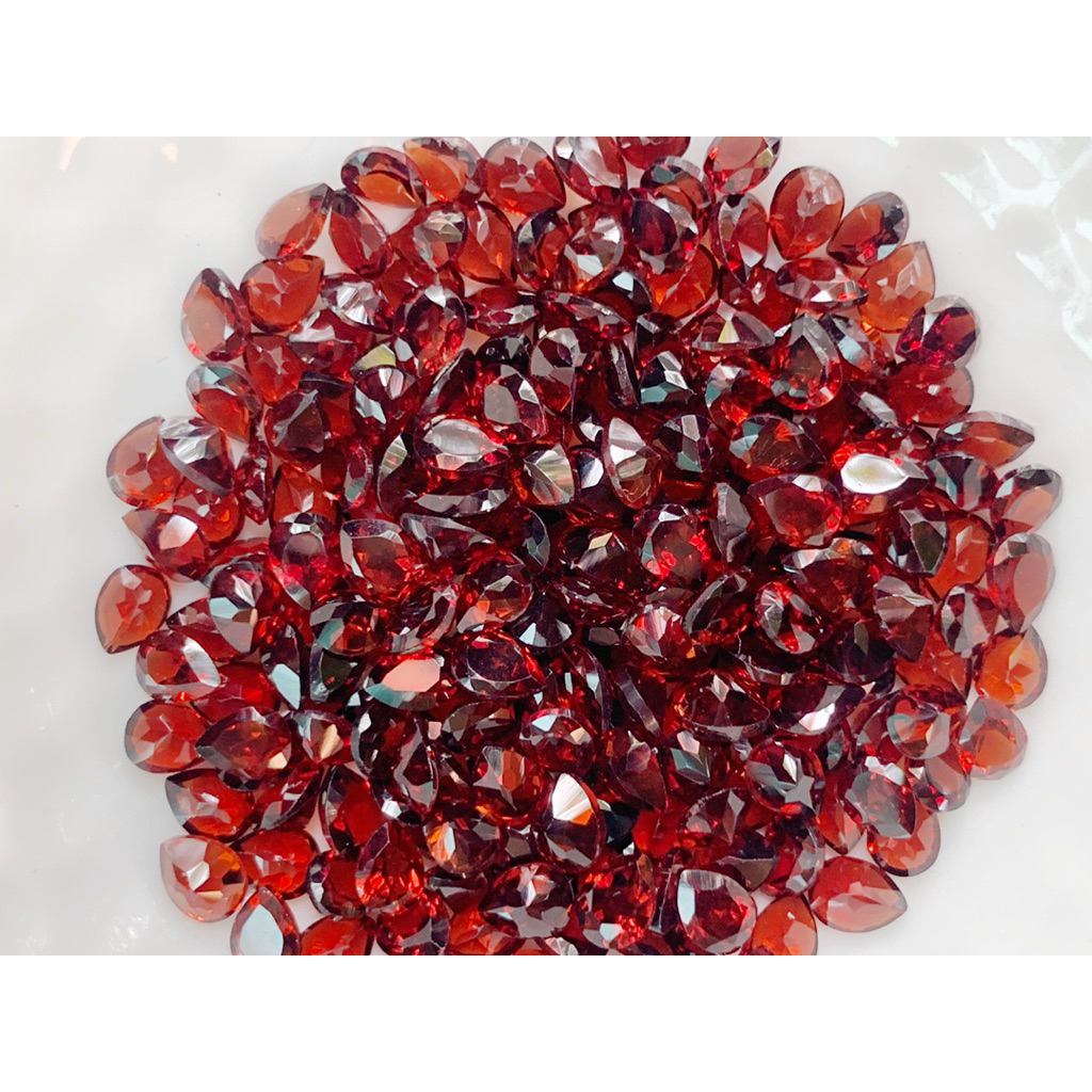 หยดน้ำ 4x3มิล 1เม็ด ‘ พลอยแท้ โกเมน Natural Garnet ดิบ พลอยธรรมชาติ พลอย พลอยโกเมน โกเมนแท้ พลอยโกเมนแท้ หินแร่ พลอยดิบ