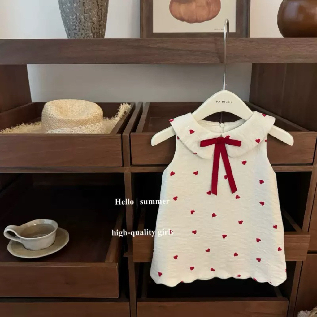 พร้อมส่ง(มีส่งด่วน)🍁 เดรสสีขาวแต่งหัวใจแดงผูกโบว์แดงลูกคุณหนู