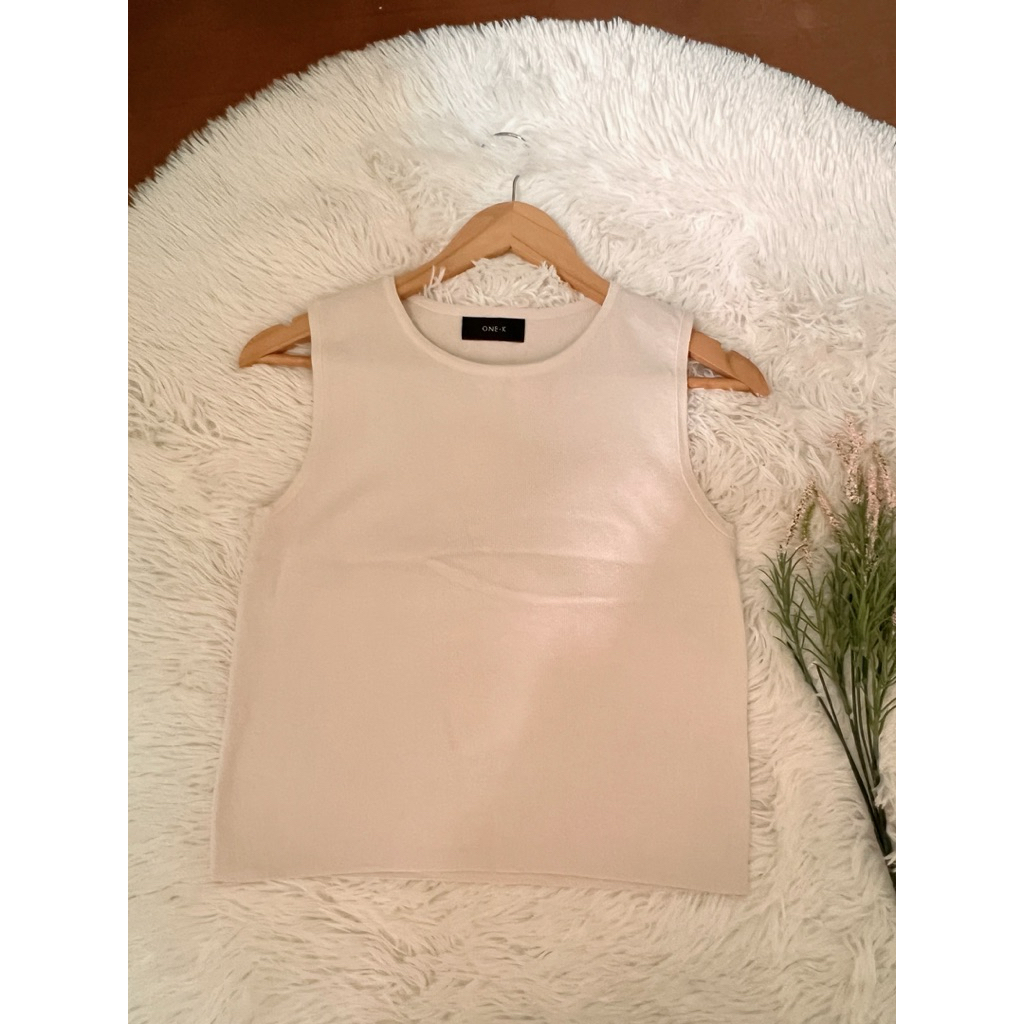 เสื้อครอปแขนกุดสีขาว One-K