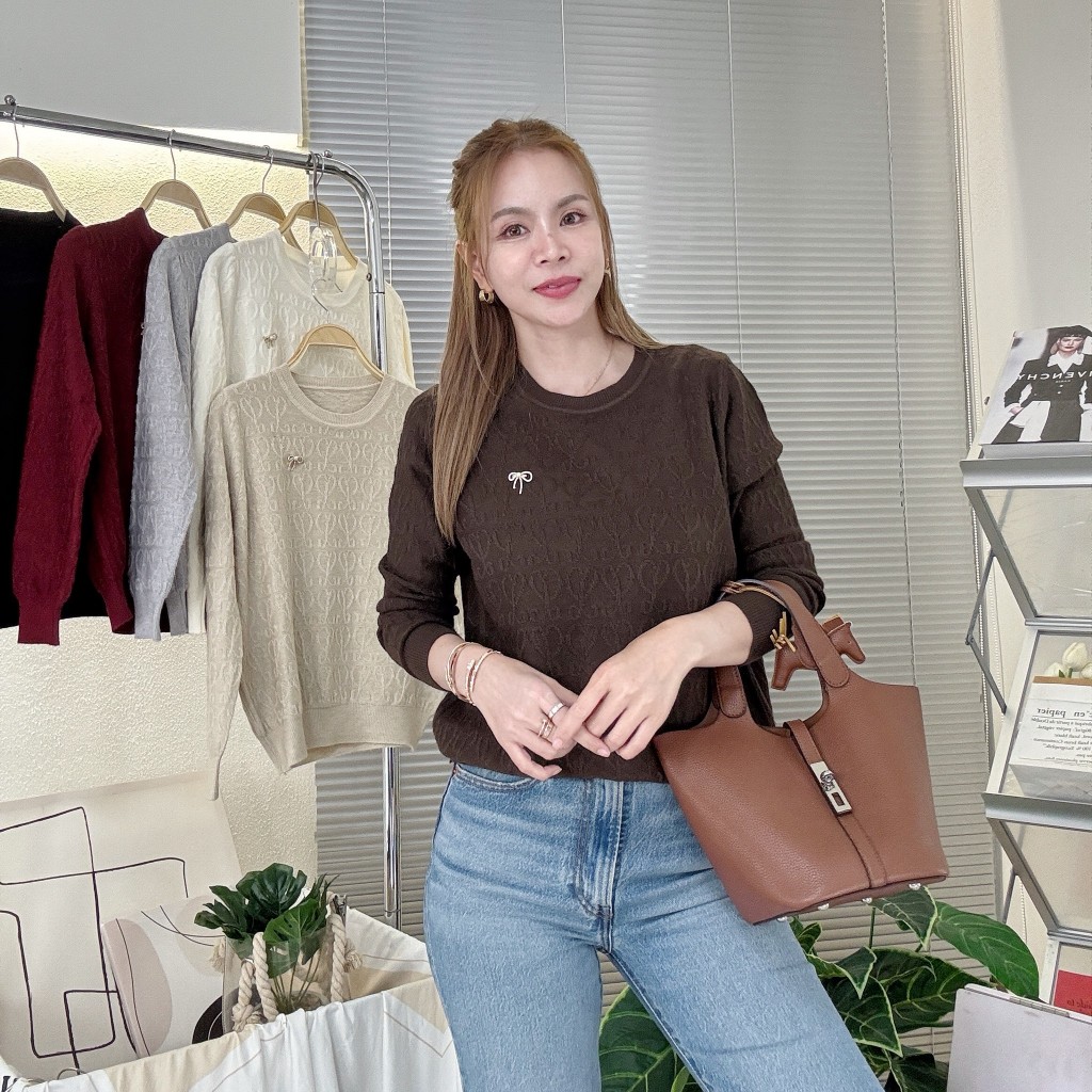 เสื้อไหมพรมขนกระต่าย C027 Pureline (เพียวไลน์) คอกลม ตกแต่งเข็มกลัดเพชร