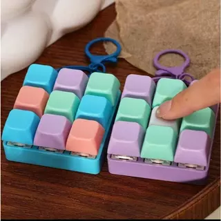 พวงกุญแจ Finger Keyboard Cap Clicker ของเล่นหยิกแป้นพิมพ์ DIYบรรเทาความเครียด Fidget พวงกุญแจ ปุ่มกด 9 คีย์