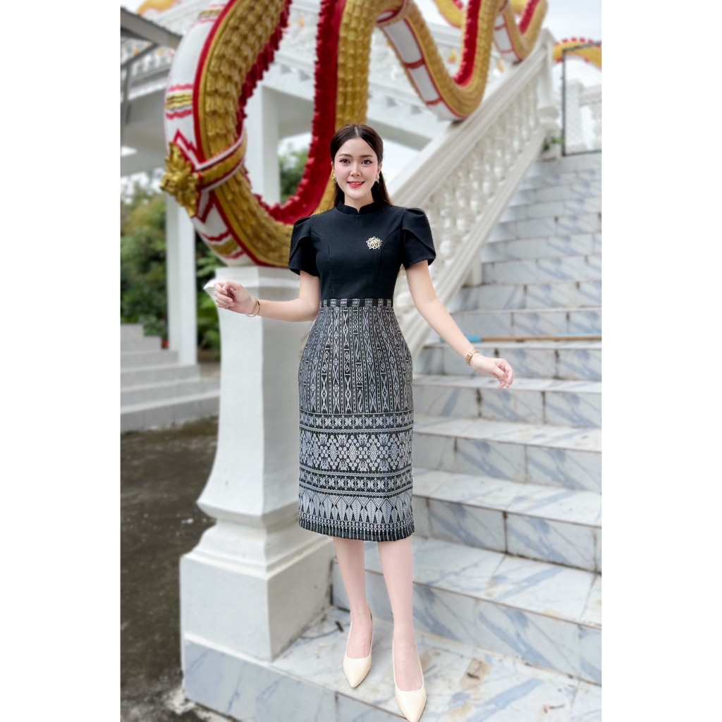 HM - ชุดเดรสผ้าไทยสีดำ ผ้าทอลาย งานวางลายสลับสีพื้น แขนสั้นแขนกลรบบัว ชุดทรงพลางหุ่น งานอัดกาวทั้งชุดทุกชิ้น ทรงสอบ