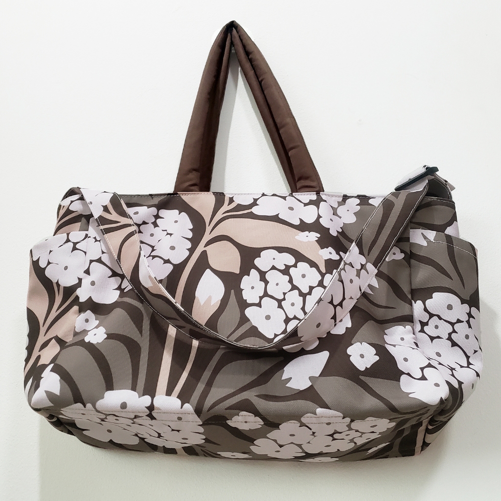 พร้อมส่ง Hello Daisy- Brownie collection  กระเป๋าลายดอกสีน้ำตาล  มีซิปซับใน และสายสะพายนุ่มนิ่ม