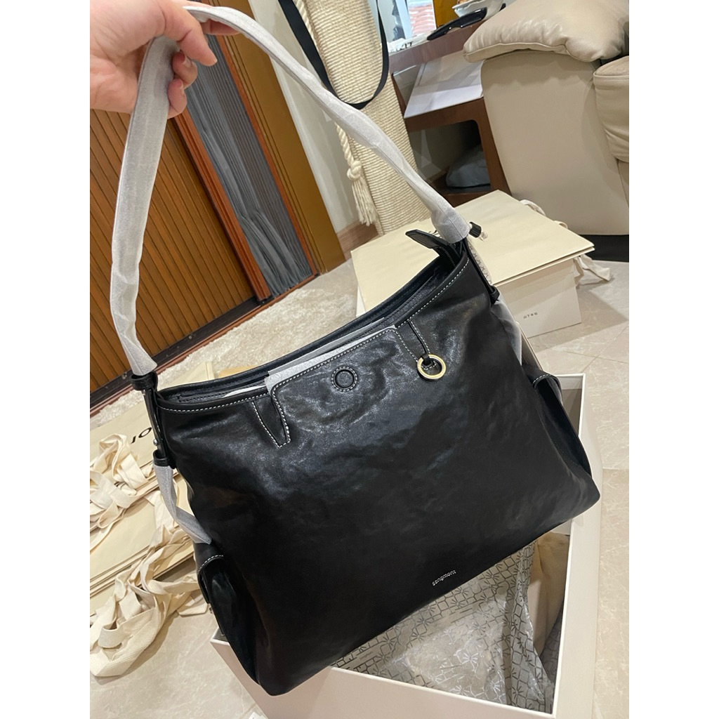 ของใหม่ songmont yore hobo สีดำ อะไหล่เงิน size M พร้อมส่งจากไทย