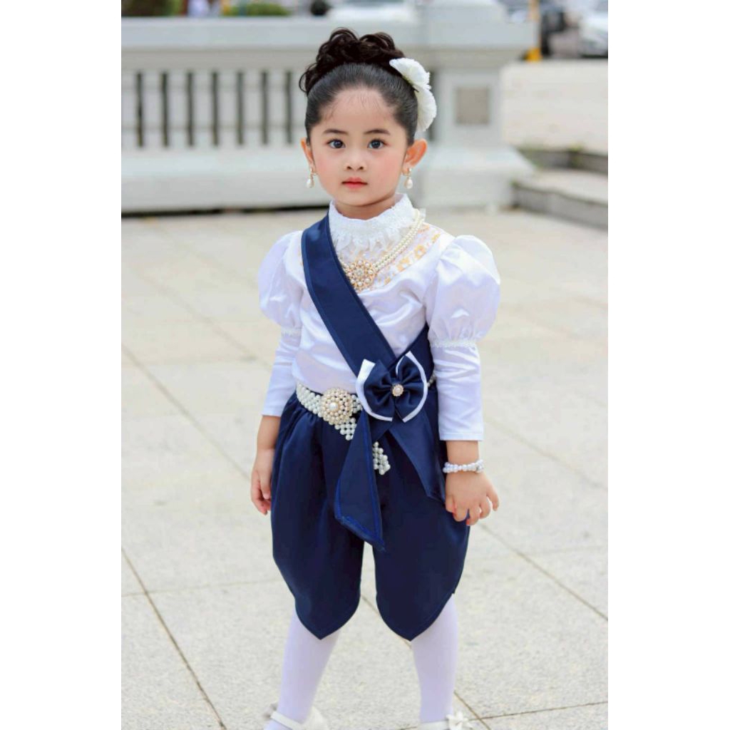 Kc // ชุดไทยเด็กโจงกระเบนแบบสมัยรัชกาลที่5 เสื้อคอแต่งลูกไม้ประดับมุก แขนเสื้อทรงหมูแฮม มีสายคาดและเข็มกลัดโบว์ - รูปที่ 6