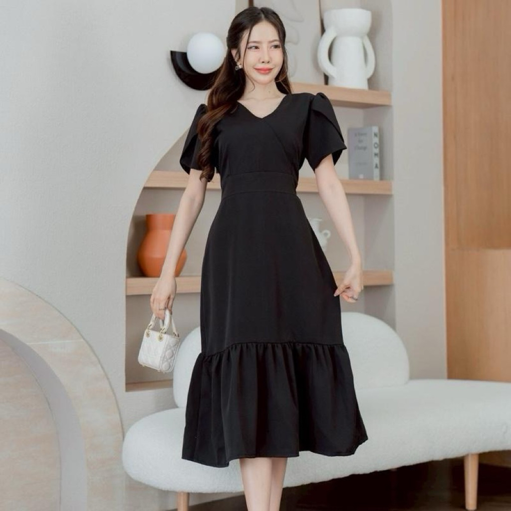 S931 เดรสยาวดำ คอวีป้าย แขนกลีบบัว มีโบว์ปรับเข้ารูป กระโปรงระบายชาย