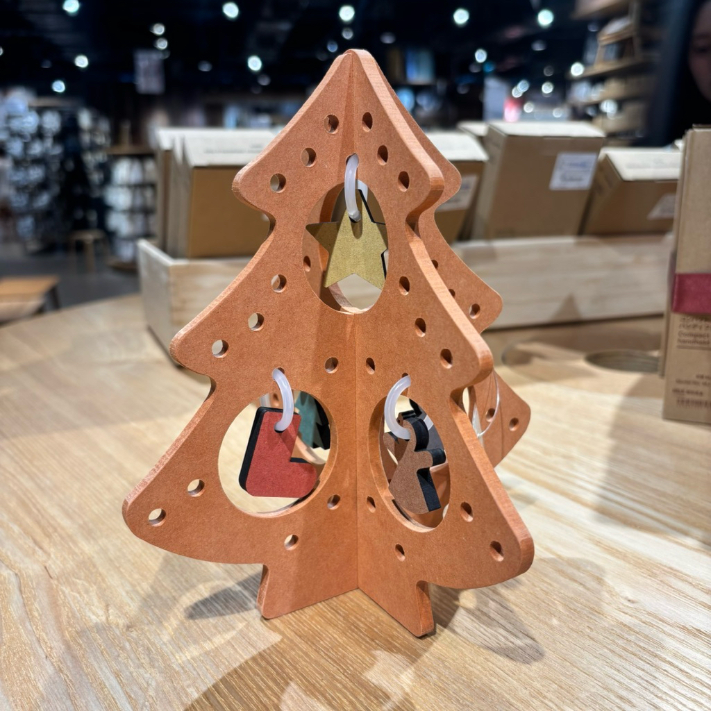 ต้นคริสต์มาส มูจิ  MUJI Color MDF Christmas Tree Size S วางบนโต๊ะอาหารได้