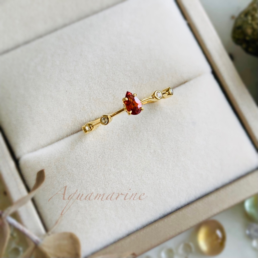 แหวนสไตล์มินิมอล พลอยสเปสซาร์ไทต์( โกเมนสีส้ม )ทรงหยดนำ้ 3x5 mm.ฝังประดับพลอยเพทายขาว