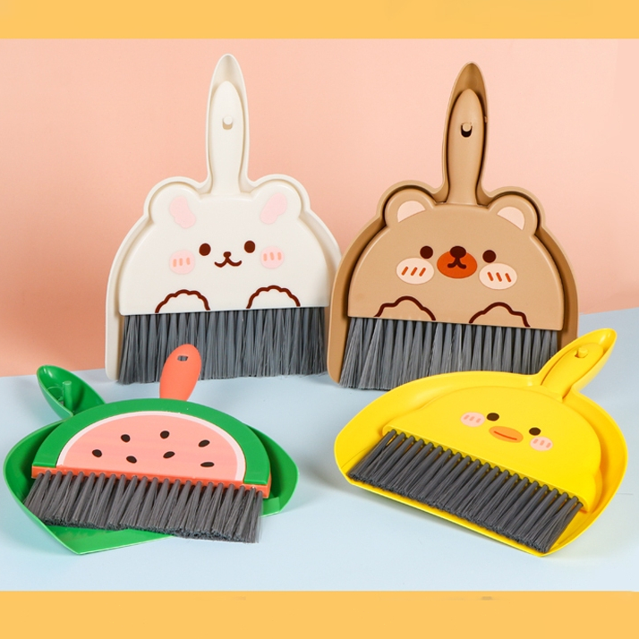 COD ชุดโกยผง ไม้กวาดเล็ก แปรงปัดฝุ่น -ชุดไม้กวาด ที่ตักขยะ ขนาดเล็ก พกพา แขวนได้ ไม้กวาดรูปการ์ตูน ที่โกยผงโต๊ะทำงาน