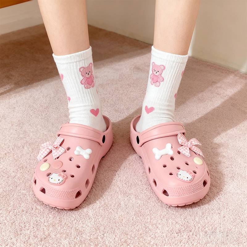 Kicks จัดส่งตรงจากไทย รองเท้ารูระบายสไตล์สาวหวาน ลายแมวการ์ตูนพร้อมโบลายตารางชมพู รองเท้าแตะแบบหัวปิดใส่ได้สองแบบ