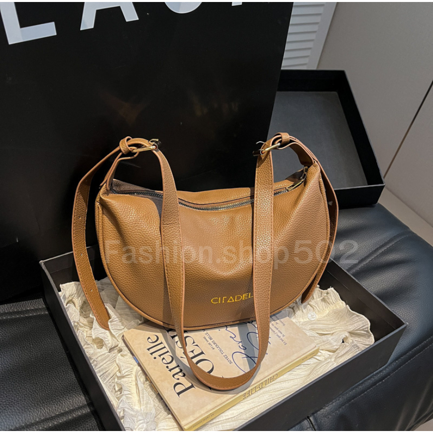 fashion.shop502  กระเป๋าสะพายข้าง กระเป๋าถือทรงโค้ง สกีนชื่อร้าน ปรับสายได้ หนังPUทรงสวย   มีบริการส่งด่วน B-060 ราคา ถูกที่สุด ดีลบีเคเค แกลเลอรีภาพที่ 8