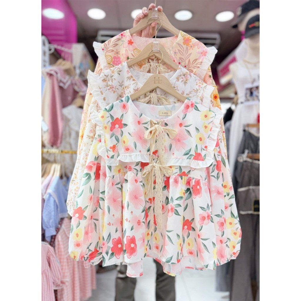 ป้าย Lilly เสื้อปกเหลี่ยมแต่งโบว์ผูกลูกไม้ อก 42 นิ้ว ยาว 23 นิ้ว