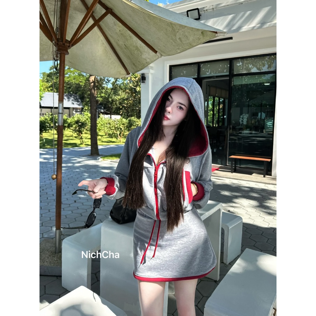 Phapassz - Set2ชิ้น เสื้อแขนยาวซิปหน้าฮู้ด กระเป๋าข้างทูโทนแต่งโลโก้ กระโปรงสั้นซับกางเกง มีเชือก สาวเท่ๆ #Nicha