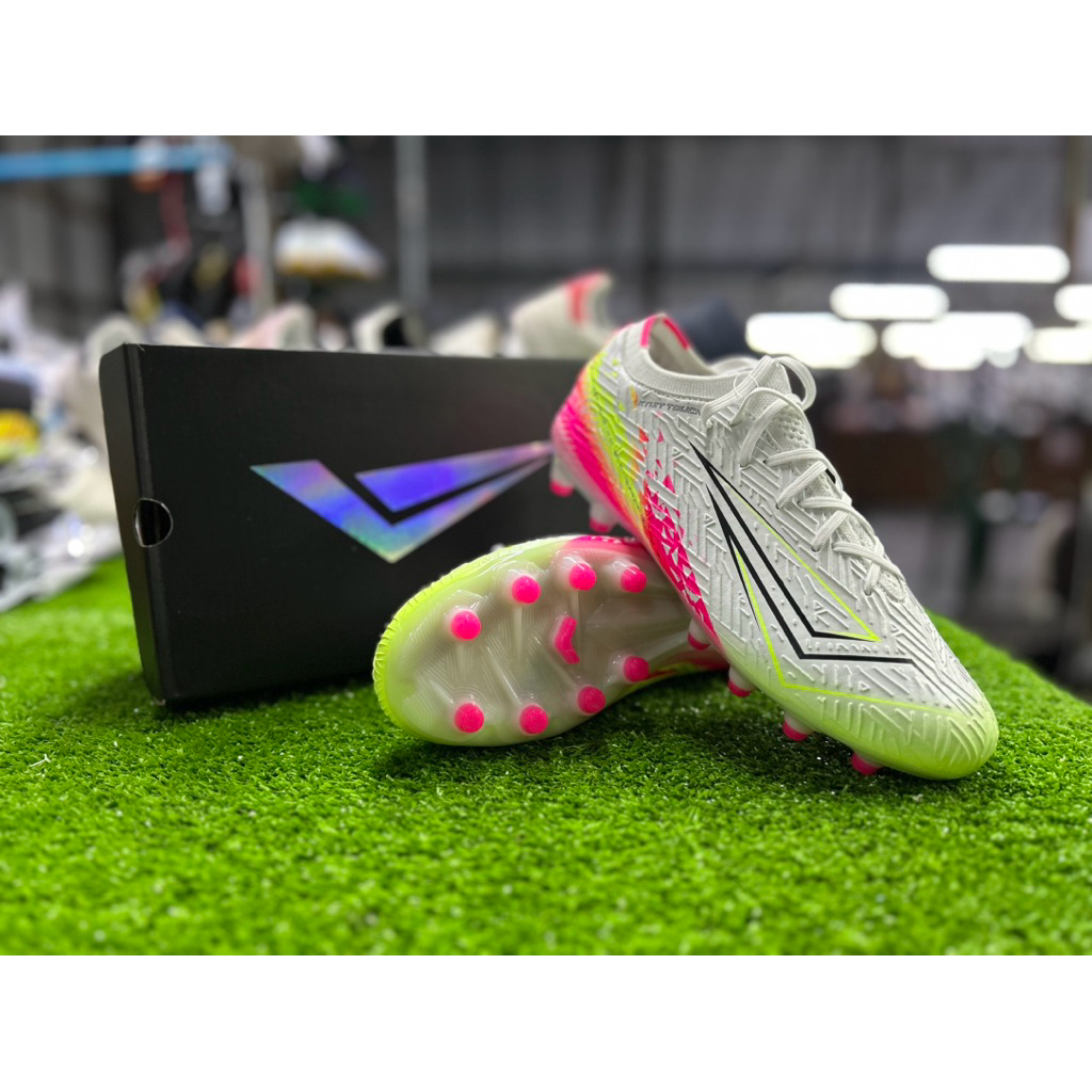 {รับประกันสินค้าของแท้100%} รองเท้าฟุตบอลสตั๊ด Wingz Vortex New 2026 (White-Pink) สีขาวชมพู