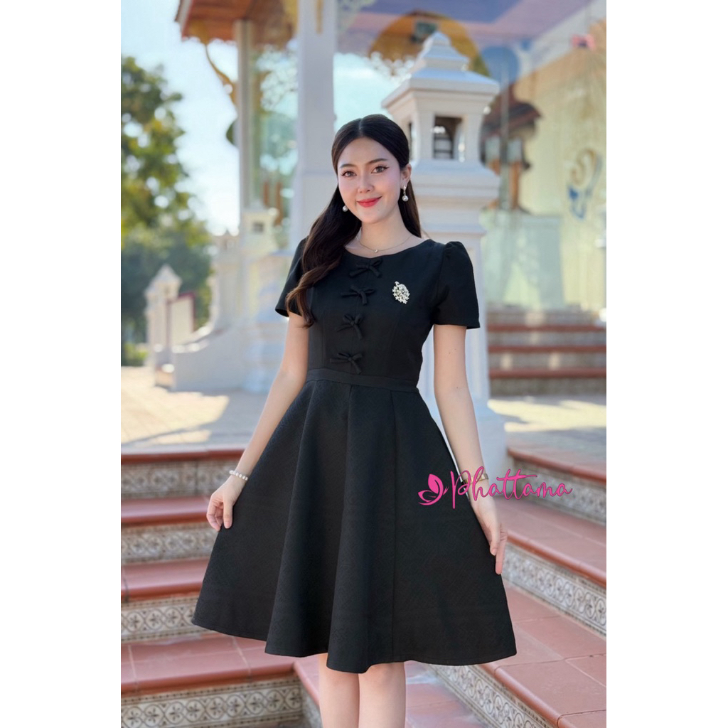 ชุดเดรสผ้าทอมัดหมี่ลายเเต่งคอกลมติดโบเล็กๆน่ารักกระโปรงย้วย8ชิ้น