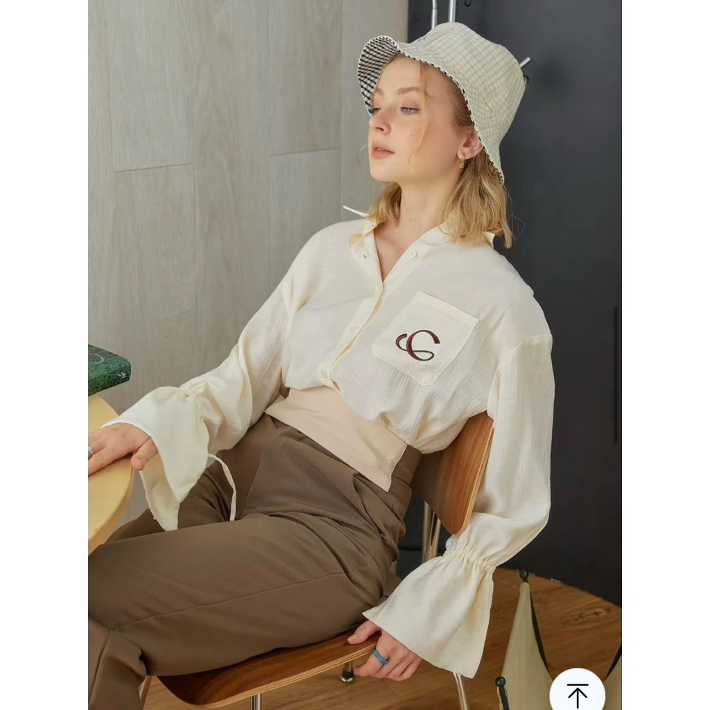 ส่งต่อ COPPER.BKK Crumble C Shirt เสื้อเชิ้ต แขนระบาย สีครีม ฟรีไซส์ ใส่สวยมาก ใส่ไปเที่ยว ไปคาเฟ่