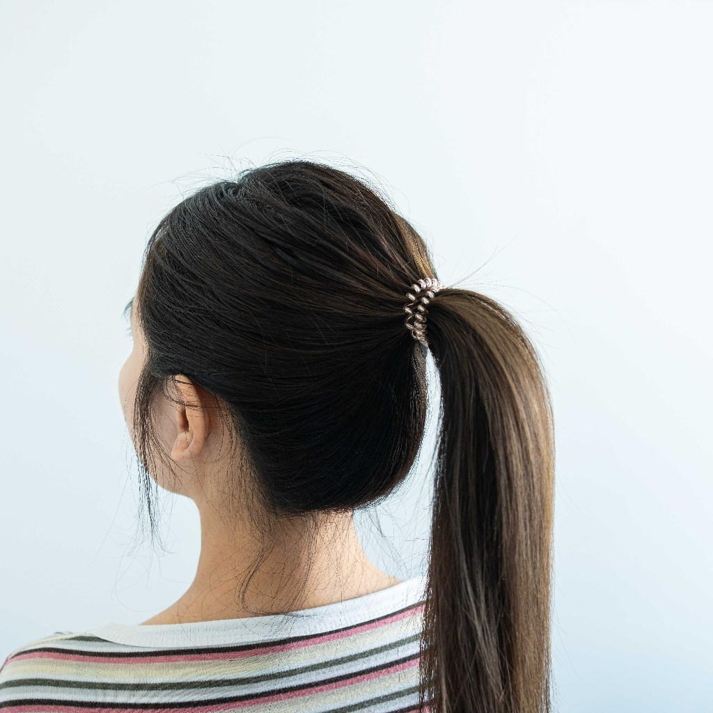 invisibobble รุ่น Exclusive Premium Hair Tie ยางรัดผมสำหรับผมปานกลาง ถนอมผม ไม่เป็นรอย มัดอยู่ทรงแต่ไม่ตึง ใช้ได้ทุกวัน - รูปที่ 5