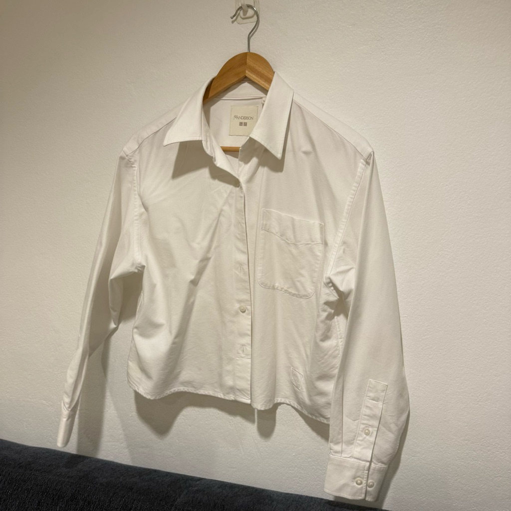 เสื้อเชิ้ต Uniqlo x JWA