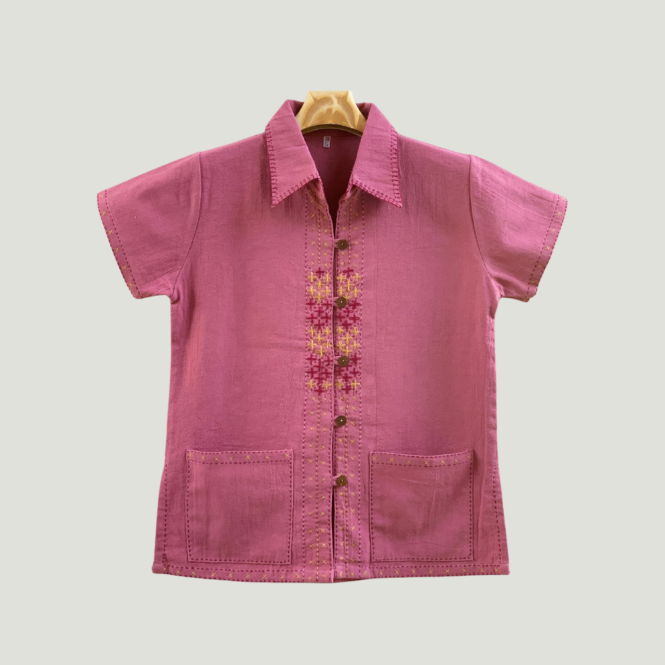 เสื้อผ้าเมืองผู้หญิง เสื้อคอเชิ้ตม่อฮ่อมดอกจิกคลาสสิก ยิ่งใช้สียิ่งสวย แขนสั้น งานวาดมือปักสวยๆ ใส่ทำงานเก๋ๆมีขนาดถึง44″ ราคา ถูกที่สุด ดีลบีเคเค แกลเลอรีภาพที่ 2