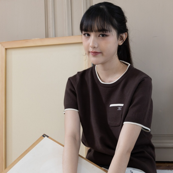 avo เสื้อยืดไหมพรมแขนสั้นมีกระเป๋า louvre pocket tee