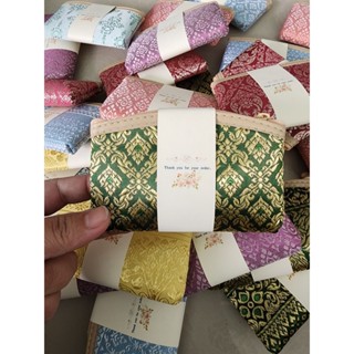 กระเป๋าขอบหนังปากโค้งลายไทยผ้าไหมเทียม​