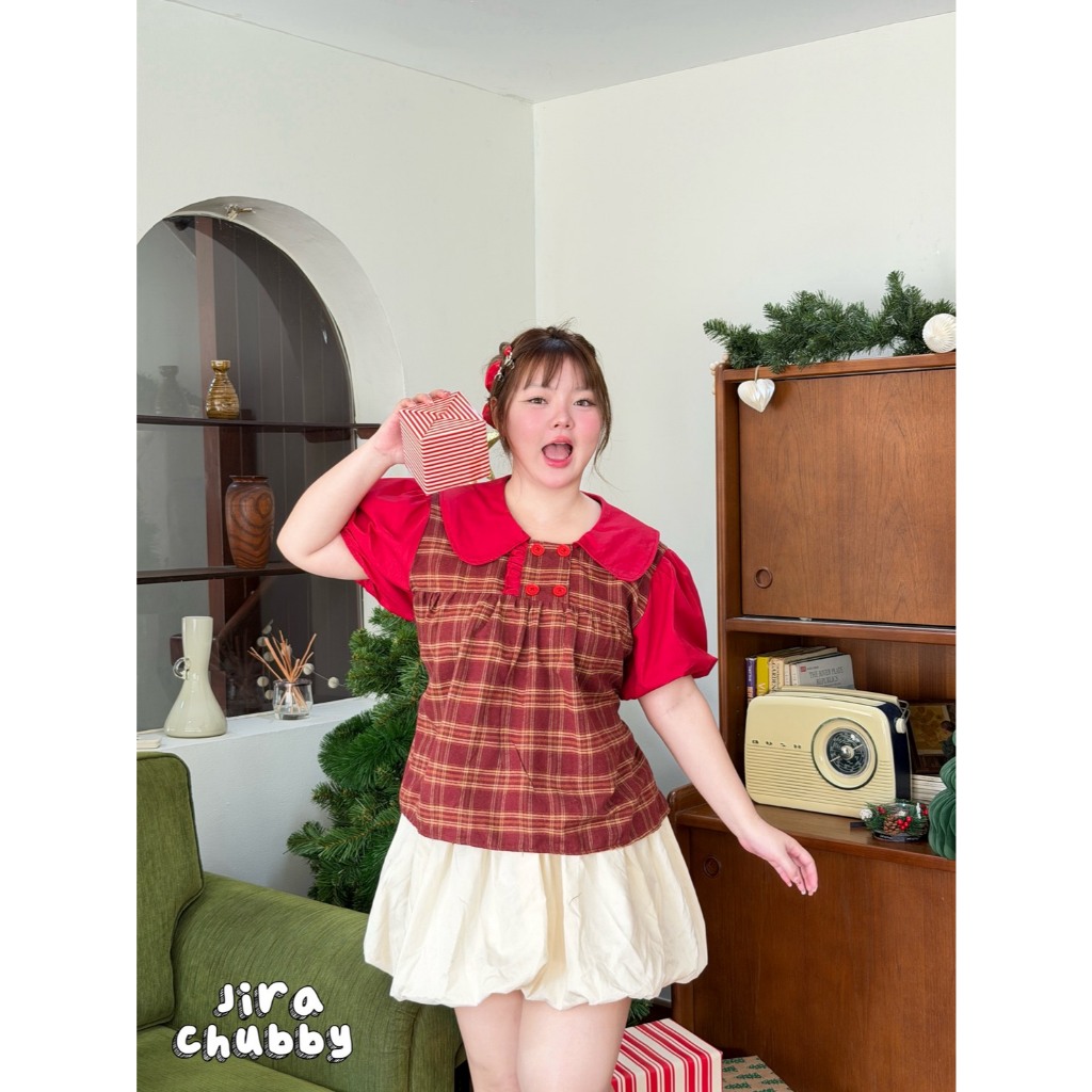 Red Pookie – เสื้อสาวอวบ สีแดงแต่งลายสก็อต อกฟรีไซส์ 38-50 นิ้ว เสื้อไซส์ใหญ่ เสื้อสาวอวบ #คริสมาสต์ ราคา ถูกที่สุด ดีลบีเคเค แกลเลอรีภาพที่ 4