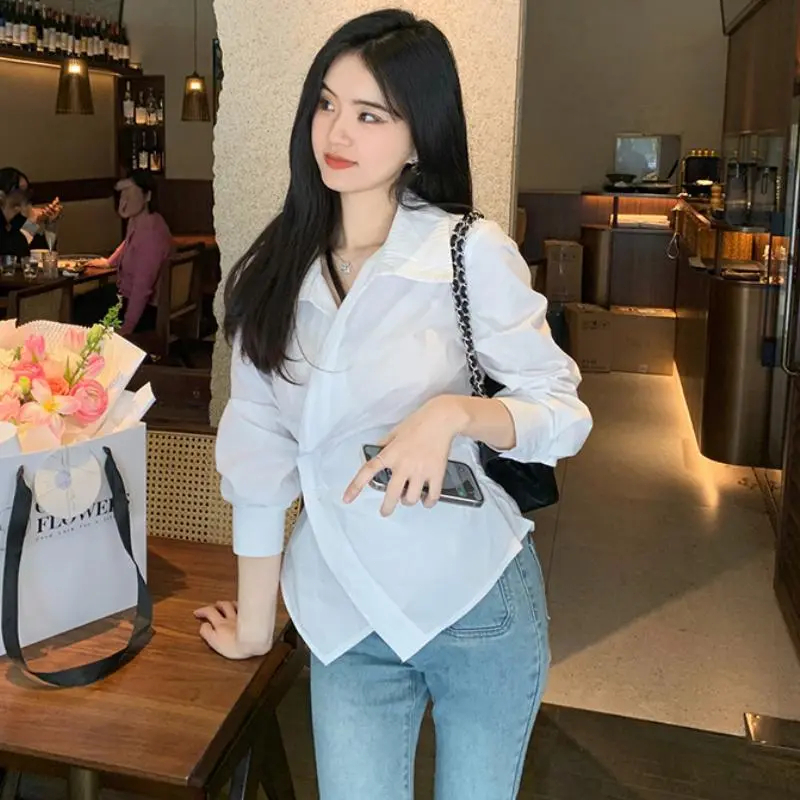 เสื้อเชิ้ตแขนยาวสำหรับสุภาพสตรีชุดสั้นด้านบนแฟชั่นผู้หญิงสีขาวคอ V บางรุ่นตัดเอวออกแบบพิเศษ