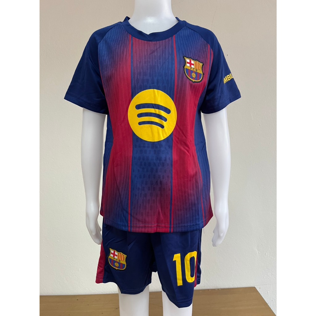 ชุดเสื้อฟุตบอลเด็กแขนสั้นรุ่นล่าสุด สโมสรฟุตบอลบาร์เซโลน่า หมายเลข 10 ชื่อนักเตะ ลามิน ยามาล ฤดูกาล 2025-2026 รวมเสื้อแล
