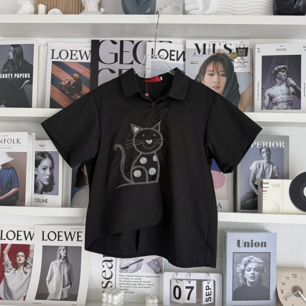 Lawyer Store [925927] เสื้อคอปกแขนสั้น ชายสั้นข้างยาวข้าง ปักลายน้องแมว กระดุมใช้งานได้จริง งานปัก คอปก เสื้อคอปกแขนสั้น
