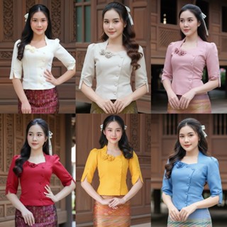 เสื้อผ้าไหมลาว ดีเทลคอห้าเหลี่ยม แขนศอกระบาย แต่งกระดุม 2 เม…