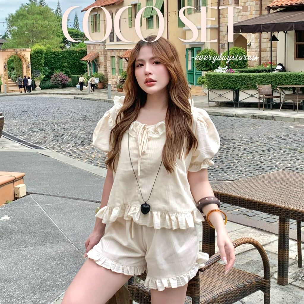 𝐂𝐨𝐜𝐨 𝐬𝐞𝐭 ชุดเซ็ตผ้าดับบี้ เสื้อแขนพองตุ๊กตา แต่งระบายที่คอและชายเสื้อกางเกงเป็นกางเกงขาสั้น เอวสม็อคแต่งระบายที่ขา