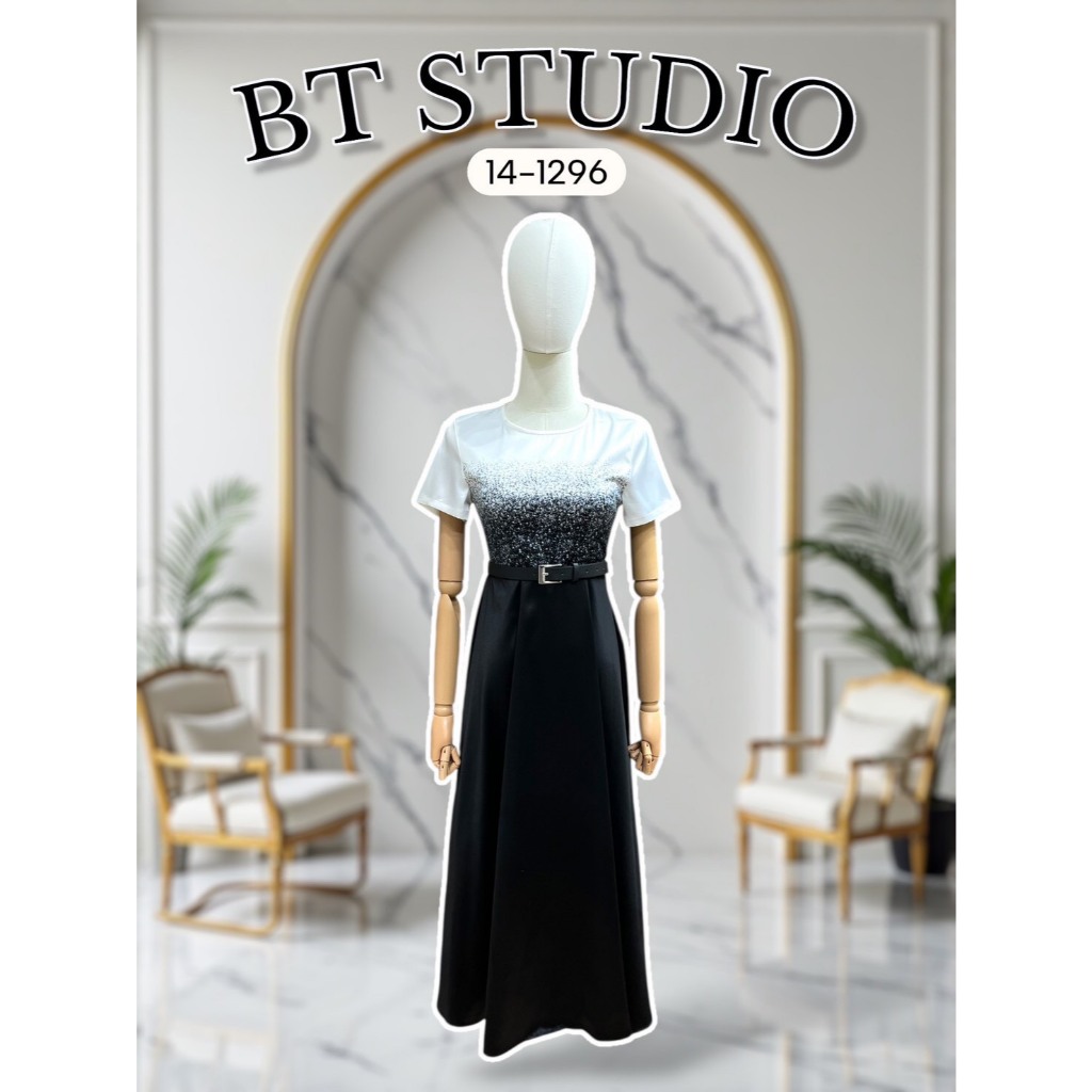 BT 14-1296 แม๊กซี่เดรสยาวแขนสั้นคอกลม แต่งไล่สีดำตัดกับสีขาวช่วงด้านบน เข็มขัดสีดำ ชุดออกทำงาน