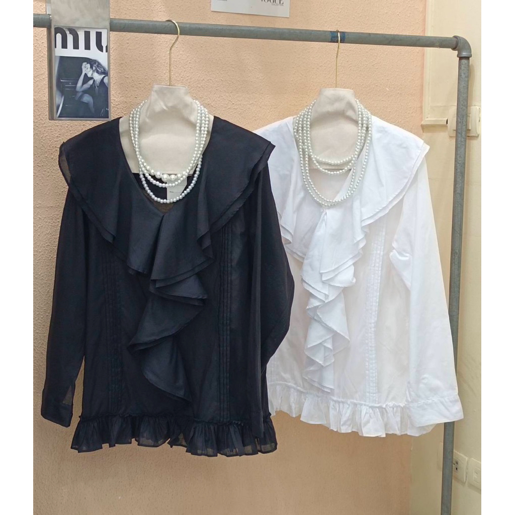 เชิ้ตผ้าคอตคอน  แต่งรอบปกระบาย 2ชั้น ชายระบาย  แขนเชิ้ต  มี2สี  ขาว  ดำ    อก42-44 ยาว28  340บาท มีพร้อมส่ง