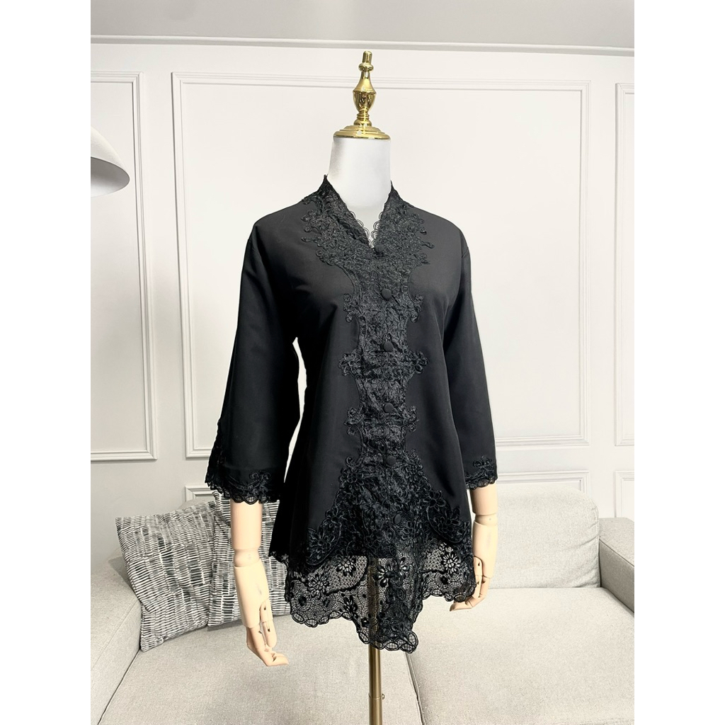 เสื้อย่าหยาสีดำและขาว ชุดพื้นเมืองภูเก็ตและภาคใต้ แบรนด์ "ดาราริญน์" ผ้านิ่ม ใส่สบาย