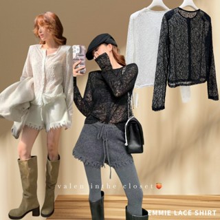 ส่งด่วน 🎄🎅🏻 𝗘𝗠𝗠𝗜𝗘 𝗟𝗔𝗖𝗘 𝗦𝗛𝗜𝗥𝗧 เสื้อเชิ้ตผ้าลูกไม้ ดีเทลเสริมบ…