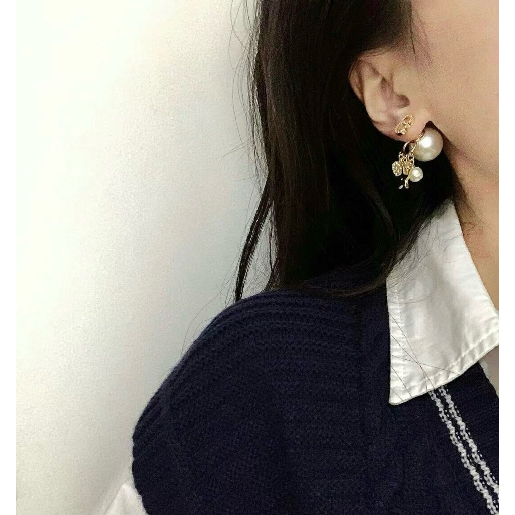 ต่างหู D Tribales โลหะเคลือบทองประดับไข่มุกเรซินสีขาวและคริสตัล สินค้าใหม่ ของแท้