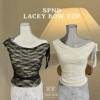 SPND【พร้อมส่ง】LACEY Bow TOP เสื้อลูกไม้เปิดไหล่ผูกโบว์ข้าง มี2สี (A9507)