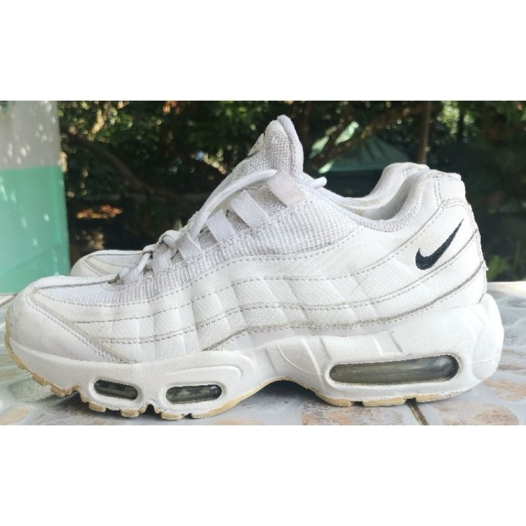 ปล่อยต่อรองเท้าผ้าใบไนกี้ airmax essential ของแท้ 100% สภาพสวย size euro 39 ยาว 25 ซม.