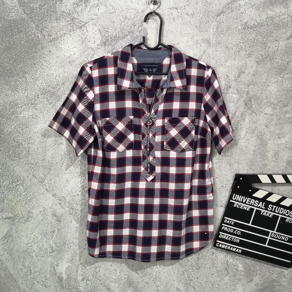 ผ้ามือสอง เสื้อเชิ้ตแขนสั้นหญิง Tommy hilfiger (ตำหนิชายเสื้อด้านหลังรูปที่วง)