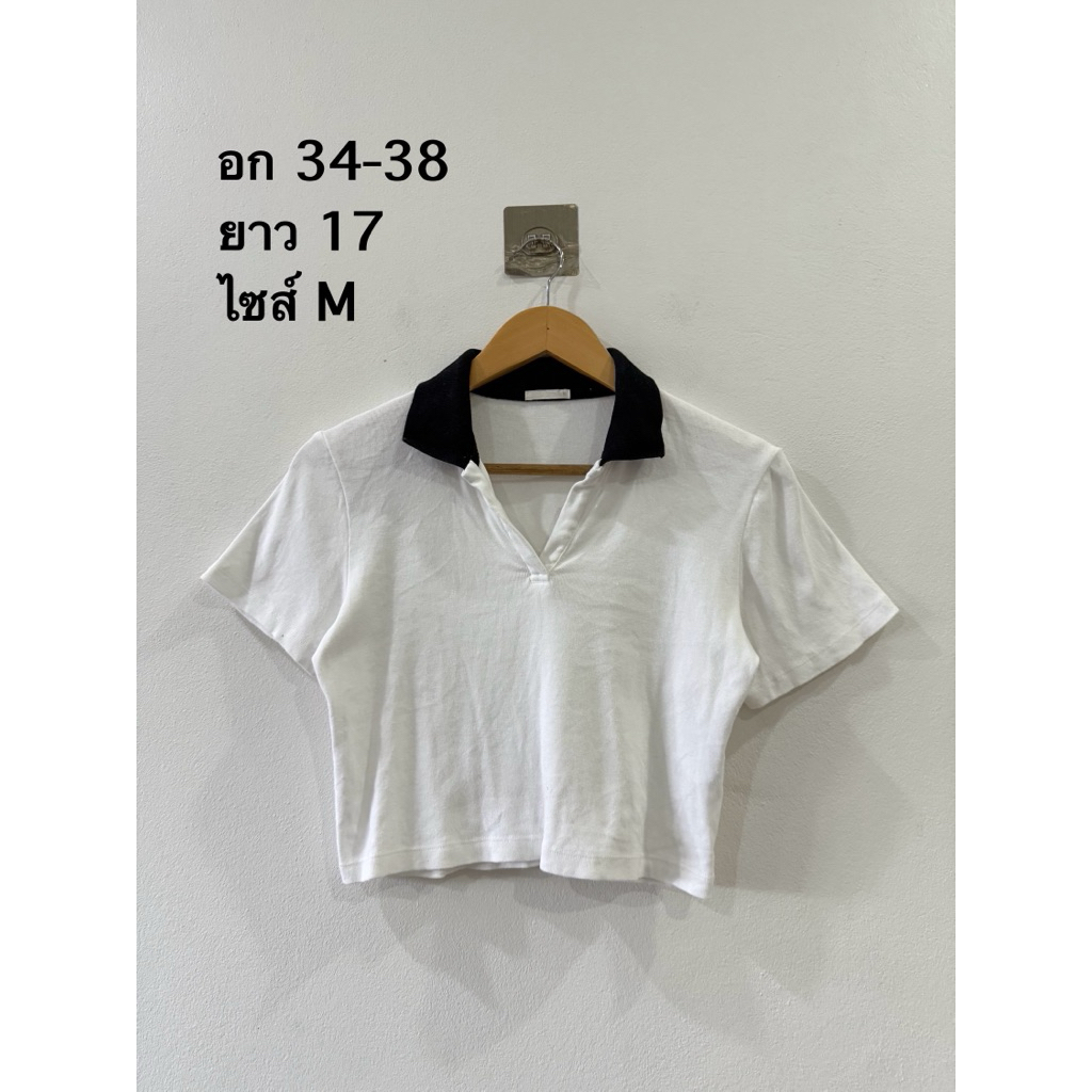 เสื้อครอปขาวคอปกดำ GU ไซส์ M