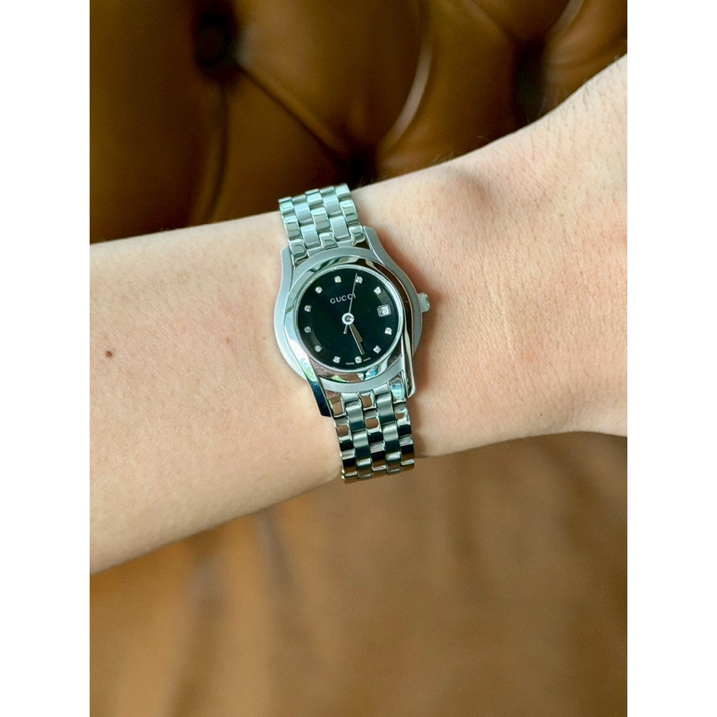Gucci 5500L G-Center โฉมใหม่ Diamond Marker💎หลักเพชรแท้ 11เม็ด บอกวันที่ หน้าปัดBlack สีนิยม
