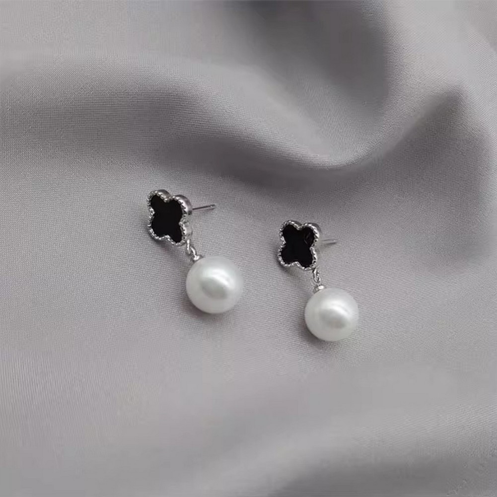 QK Jewelry ต่างหูมุกรูปใบโคลเวอร์สี่แฉก ดีไซน์หรูหราและมีสไตล์ ชุบทองคำแท้ และใช้เข็มเงินสเตอร์ลิง 925 ราคา ถูกที่สุด ดีลบีเคเค แกลเลอรีภาพที่ 5