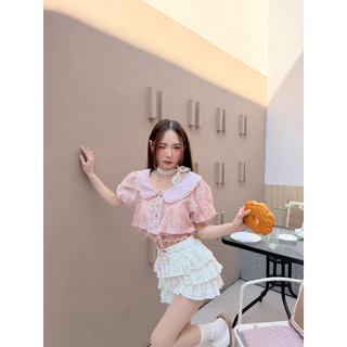 BY IRA (00016)Lokasunder Top เสื้อครอปแขนตุ๊กตา ครอปลูกไม้ คอบัว แต่งดกระดุมน่ารักๆ ชายเสื้อแต่งลูกไม้