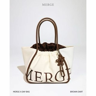 【พร้อมส่ง ในสต็อค】Merge A Day Bag（L）กระเป๋าถือ สะพายข้าง Bro…