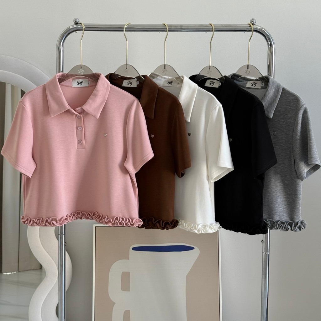 SISSY : เสื้อแขนสั้นคอปก(XS-XXL) แต่งระบาย ปักอะไหล่หัวใจ กระดุมหน้า ผ้านุ่มลื่น ใส่สบายผิว ระบายอากาศได้ดี