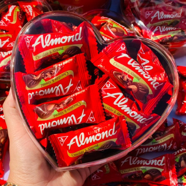 (1กล่อง)อัลมอนด์เคลือบช็อคโกอลตกล่องหัวใจยูไนเต็ด #ของขวัญวาเลนไทน์ (1 กล่องบรรจุ 20-22 ชิ้น)