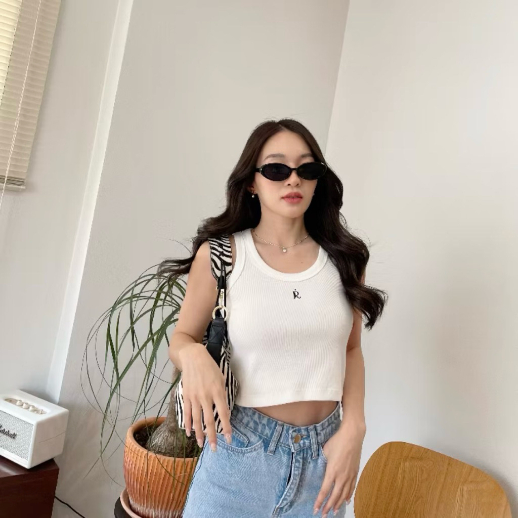 Riley U neck tank top สีขาว มือสองจากร้าน Riley.apparels